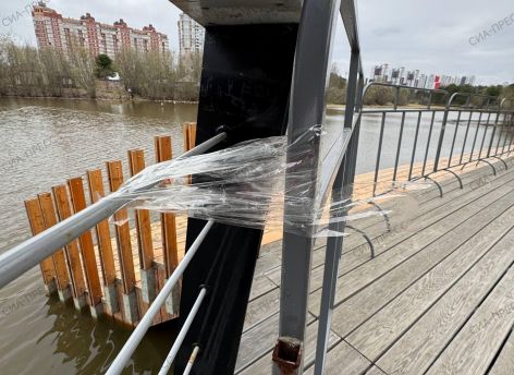 В сургутском парке «За Саймой» ограждения у воды замотали скотчем // ФОТОФАКТ