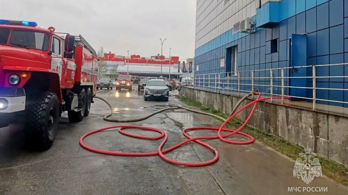 В Сургуте горел банный комплекс — спасатели эвакуировали почти 100 человек