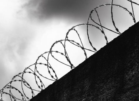 Няганский суд отправил почти на 20 лет в тюрьму югорчанина, убившего девушку 24 года назад