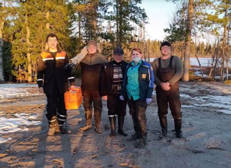 В Югре медики 2,5 километра тащили лежачего больного через леса и болота, чтобы доставить к санитарному вертолету