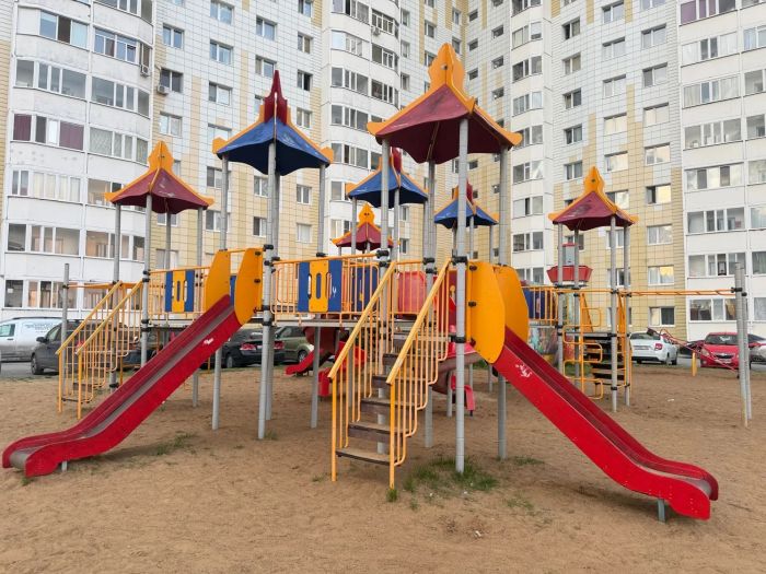 Власти и общественники Сургута начали проверку детских площадок перед летними каникулами