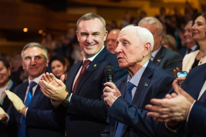 Первый губернатор Югры Александр Филипенко отмечает 76-летие