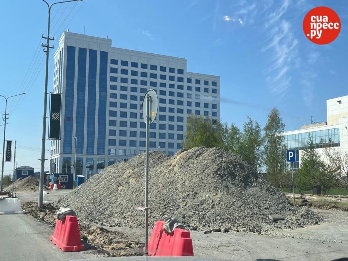 ​Зачем менять хорошую плитку? Сургутяне обратили внимание на ремонт у мэрии