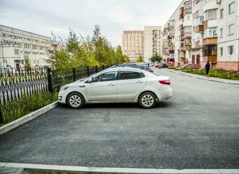 ​В Югре на 27% выросла собираемость штрафов за парковку на газонах и шум