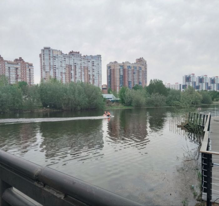 Представители администрации города и спасатели в ходе рейдов напоминают горожанам — купаться нельзя