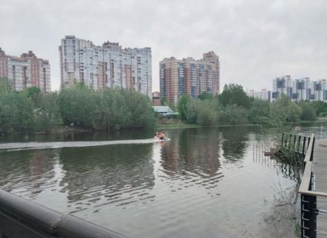 Представители администрации города и спасатели в ходе рейдов напоминают горожанам — купаться нельзя