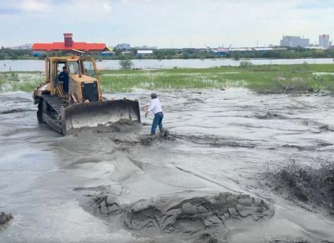 ​Евгений Барсов провел ночь у трубы и попытался остановить намыв песка рядом с аэродромом в Сургуте