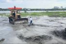 Евгений Барсов провел ночь у трубы и попытался остановить намыв песка рядом с аэродромом в Сургуте