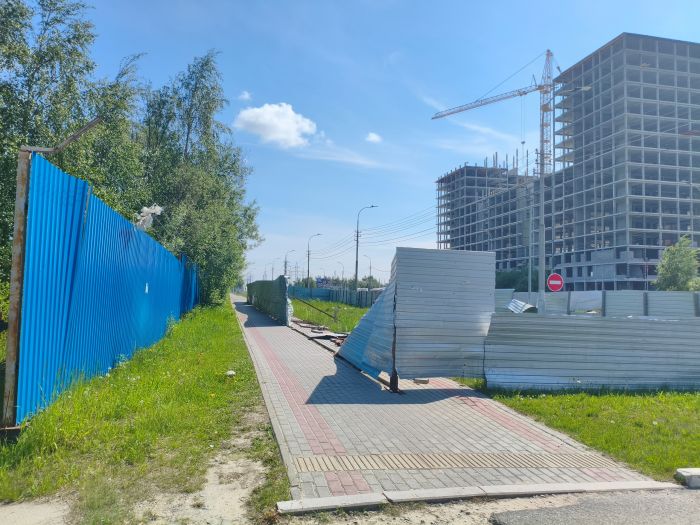​На улице Крылова в Сургуте восстановят поврежденное ограждение