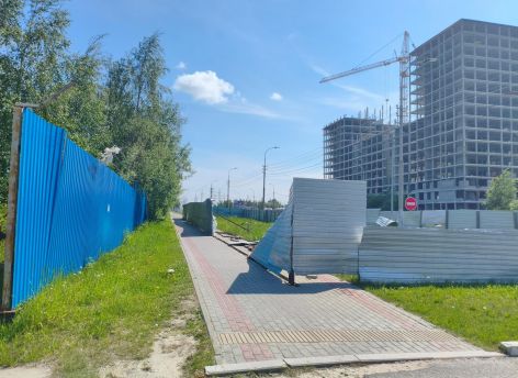 ​На улице Крылова в Сургуте восстановят поврежденное ограждение