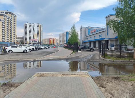 ​Сделали в прошлом году, а уже проблемы: жители Сургута жалуются на тротуар на проспекте Мира