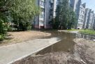 ​Ремонт не помог: проезд на улице Кукуевицкого в Сургуте снова затопило после дождя