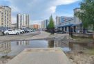 ​Провалы тротуара и отсутствие водоотвода: в мэрии Сургута объяснили, почему топит проспект Мира