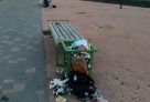 Жители дома на улице Ивана Захарова в Сургуте жалуются на мусор и битое стекло