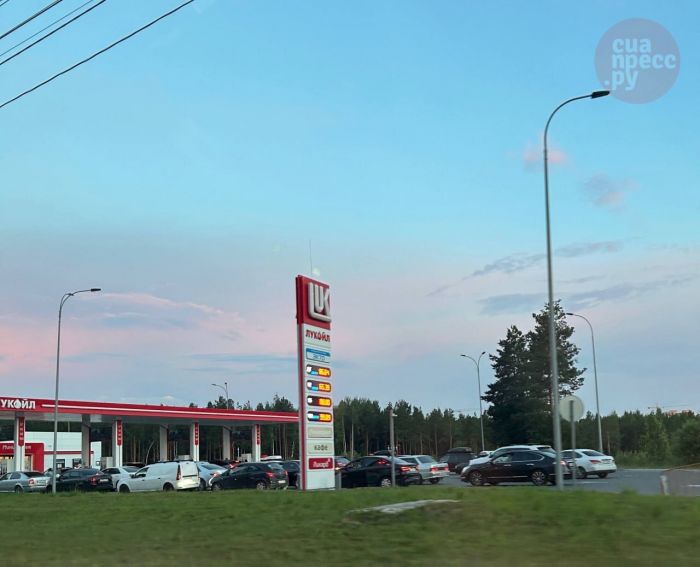 ​Заправлюсь за вас: в Сургуте появились объявления для тех, кто не хочет стоять в очередях на АЗС
