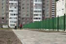 Власти Сургута завершают благоустройство дорожек к школе №9 и детсаду «Сибирячок»