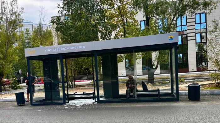 В Сургуте неизвестные вандалы разгрохали стекло на новой теплой остановке в центре города