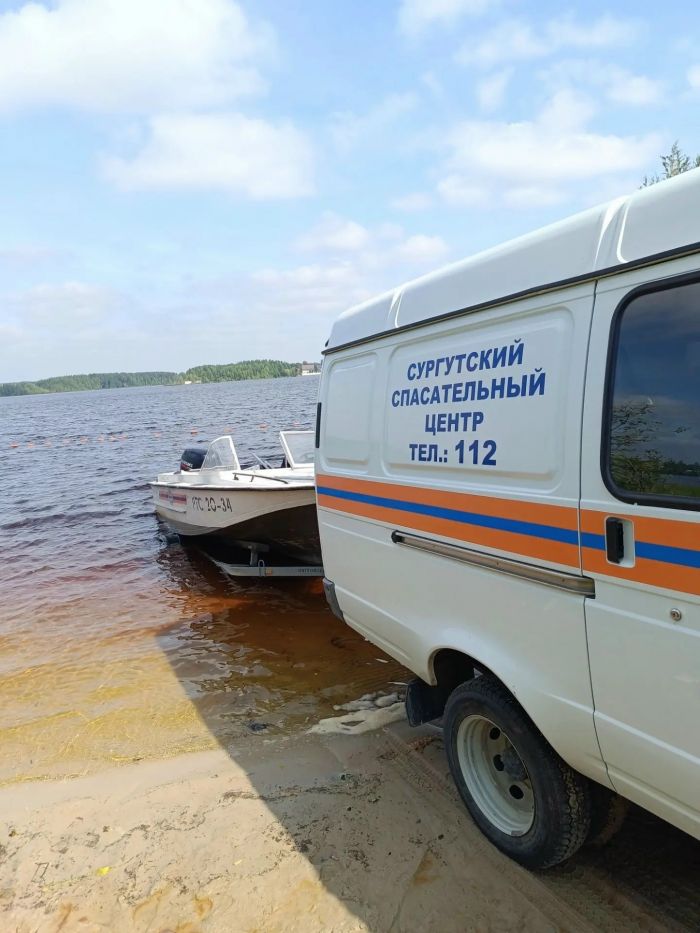 Сургутские спасатели вытащили из воды тонувшего мужчину