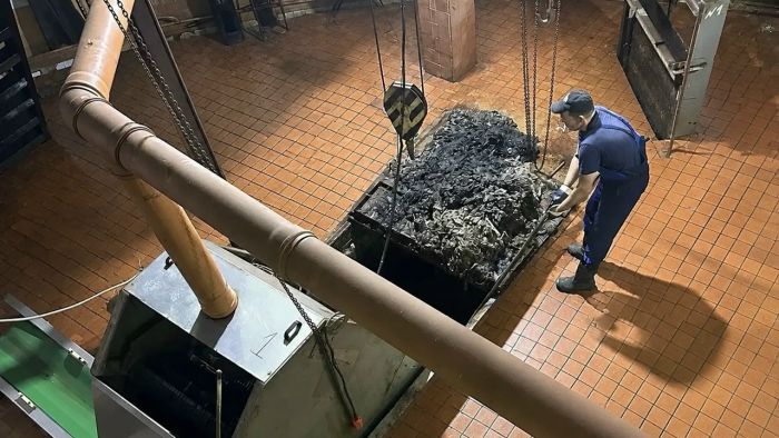 В Нижневартовске кто-то слил в унитаз 250 кг влажных салфеток и заблокировал канализационную станцию