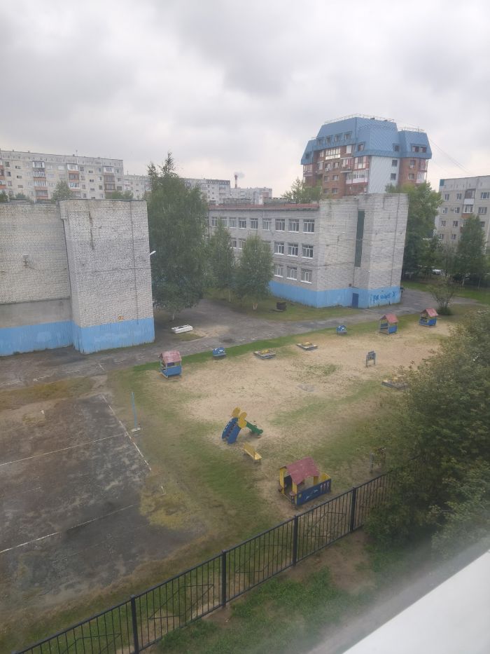 ​«Опять забор поменяли и все?»: сургутянка пожаловалась на старую детскую площадку у гимназии Салахова