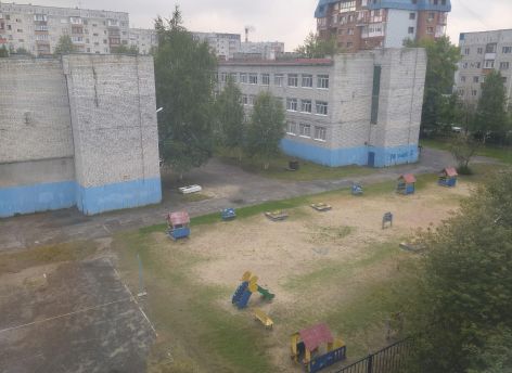 ​«Опять забор поменяли и все?»: сургутянка пожаловалась на старую детскую площадку у гимназии Салахова