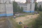 «Опять забор поменяли и все?»: сургутянка пожаловалась на старую детскую площадку у гимназии Салахова