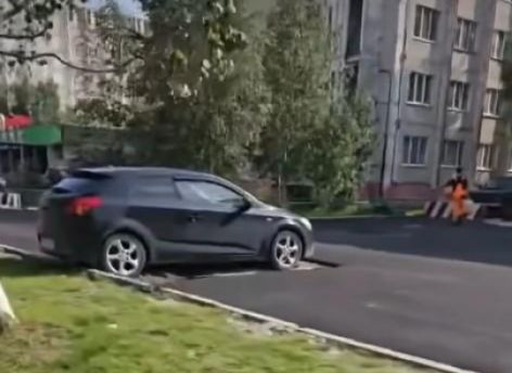 В Сургуте на Комсомольском проспекте новый асфальт положили вокруг припаркованной машины // ФОТОФАКТ