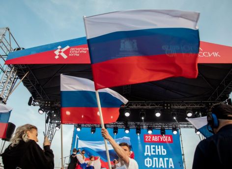 ​Руслан Кухарук поздравил жителей Югры с Днем российского флага