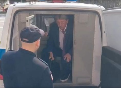 ​Депутата думы Сургута Евгения Барсова доставили в отдел полиции. Предположительно – из-за публикаций в соцсетях