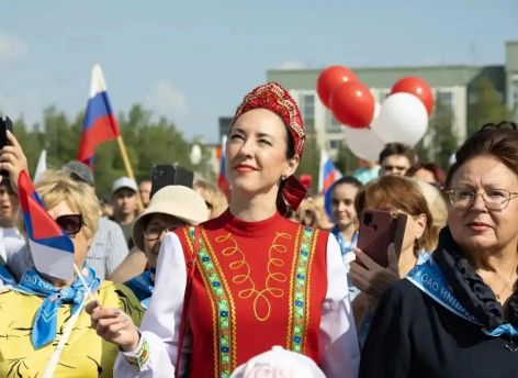 ​Сургутяне отметили День Государственного флага на нескольких городских площадках