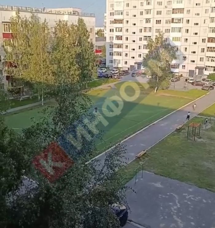 ​Во дворе на проспекте Мира в Сургуте сносят футбольную площадку // ВИДЕОФАКТ