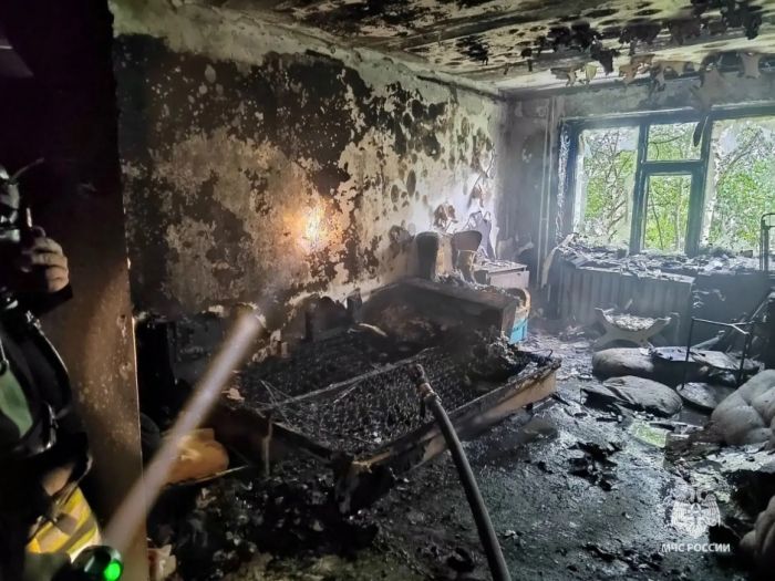 В Югре пожарные вытащили шестерых детей из горящей квартиры на третьем этаже