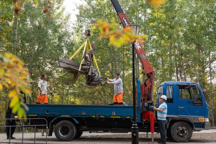 В парке «За Саймой» в Сургуте меценат установил бронзовую Бабу-Ягу