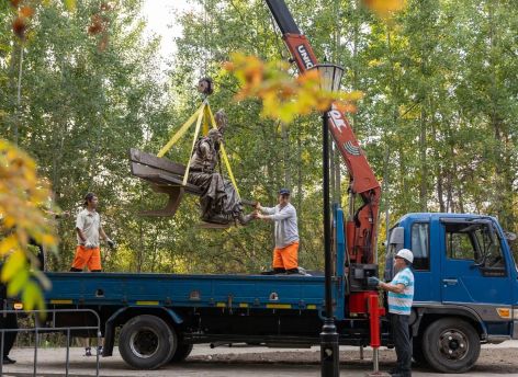 В парке «За Саймой» в Сургуте меценат установил бронзовую Бабу-Ягу
