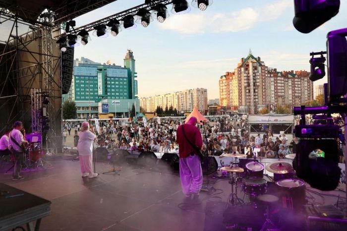 «Русское лето» на центральной площади провожали более 30 тысяч сургутян