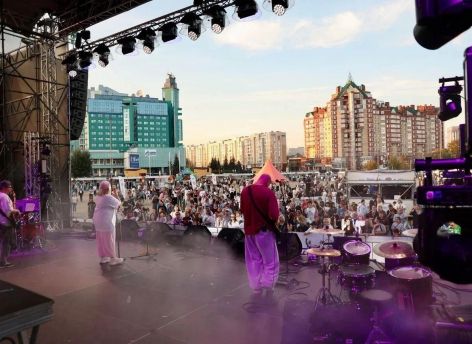 «Русское лето» на центральной площади провожали более 30 тысяч сургутян