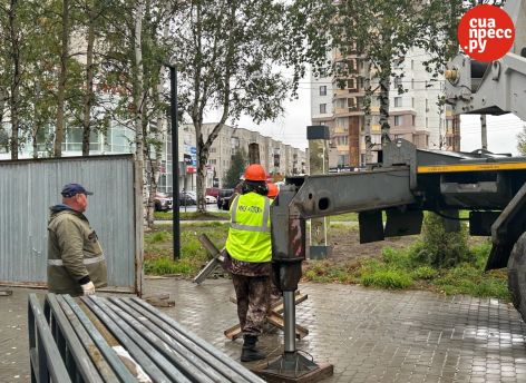 ​В Сургуте просевший тротуар в Сквере Журналиста полностью закрывают от прохожих // ФОТО