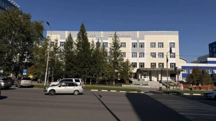 Строители планируют на год раньше завершить капремонт детской поликлиники в центре Сургута
