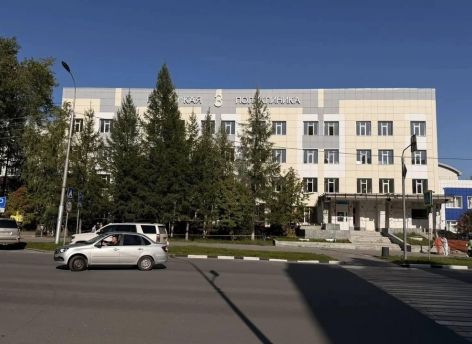 Строители планируют на год раньше завершить капремонт детской поликлиники в центре Сургута