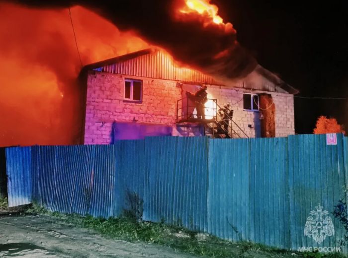 Тридцать пожарных тушили загоревшийся дачный дом в «Сосновом бору» под Сургутом