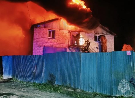 Тридцать пожарных тушили загоревшийся дачный дом в «Сосновом бору» под Сургутом