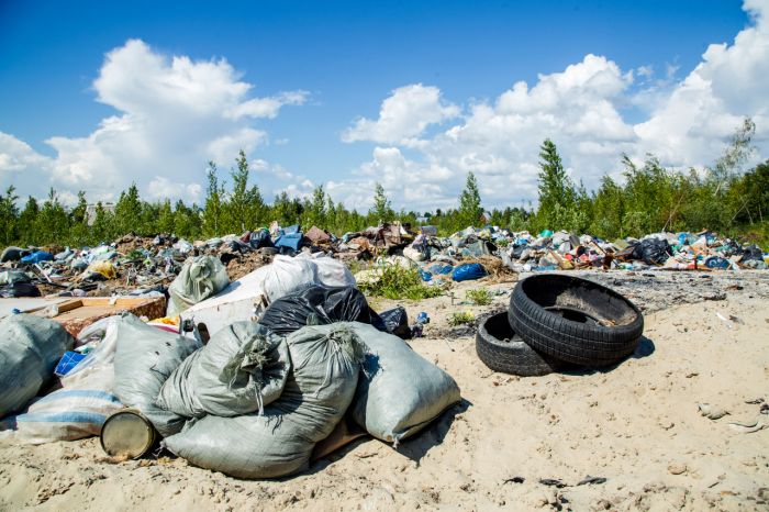​Власти Сургута потратят до 2,6 млн рублей на уборку старых шин с улиц города