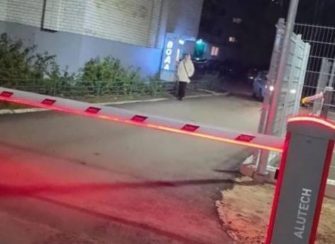 ​В Сургуте разгорелся спор из-за шлагбаума на улице Энтузиастов