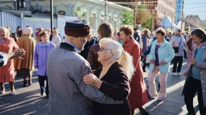 Тюменцы отметят День пожилых людей прогулками, мастер-классами и концертами