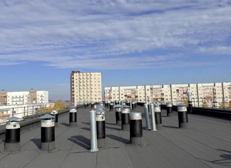 ​В Сургуте отремонтировали крышу пятиэтажки на бульваре Писателей