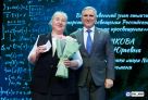 Александр Моор вручил 11 педагогам знаки «Отличник просвещения»