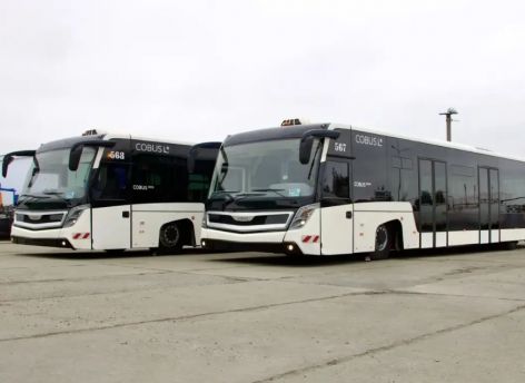 По перрону сургутского аэропорта пассажиров будут возить новые вместительные автобусы