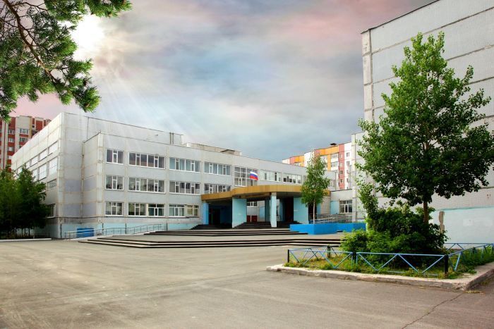 ​Ремонт треснувших стен школы №44 в Сургуте затянется до конца ноября