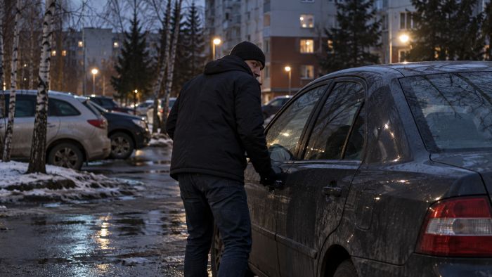 В Югре арестован иностранец, подозреваемый в двух угонах машин за один день
