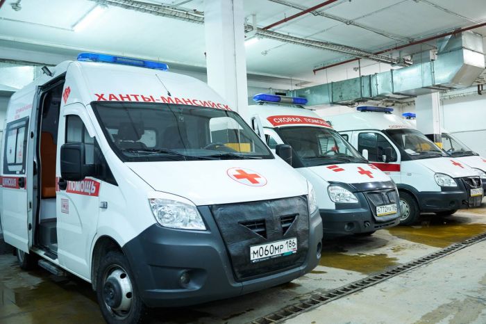 Сургутские врачи скорой помощи спасли мужчину, на которого упал минивэн
